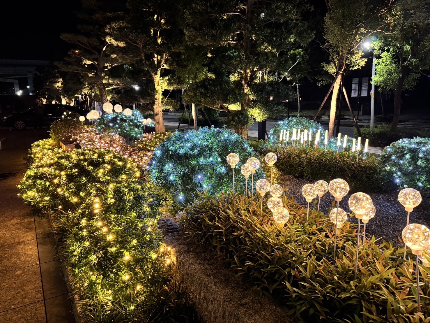 聖誕燈 暖白網燈 插地球燈實景圖 聖誕燈 暖白網燈 插地球燈實景圖